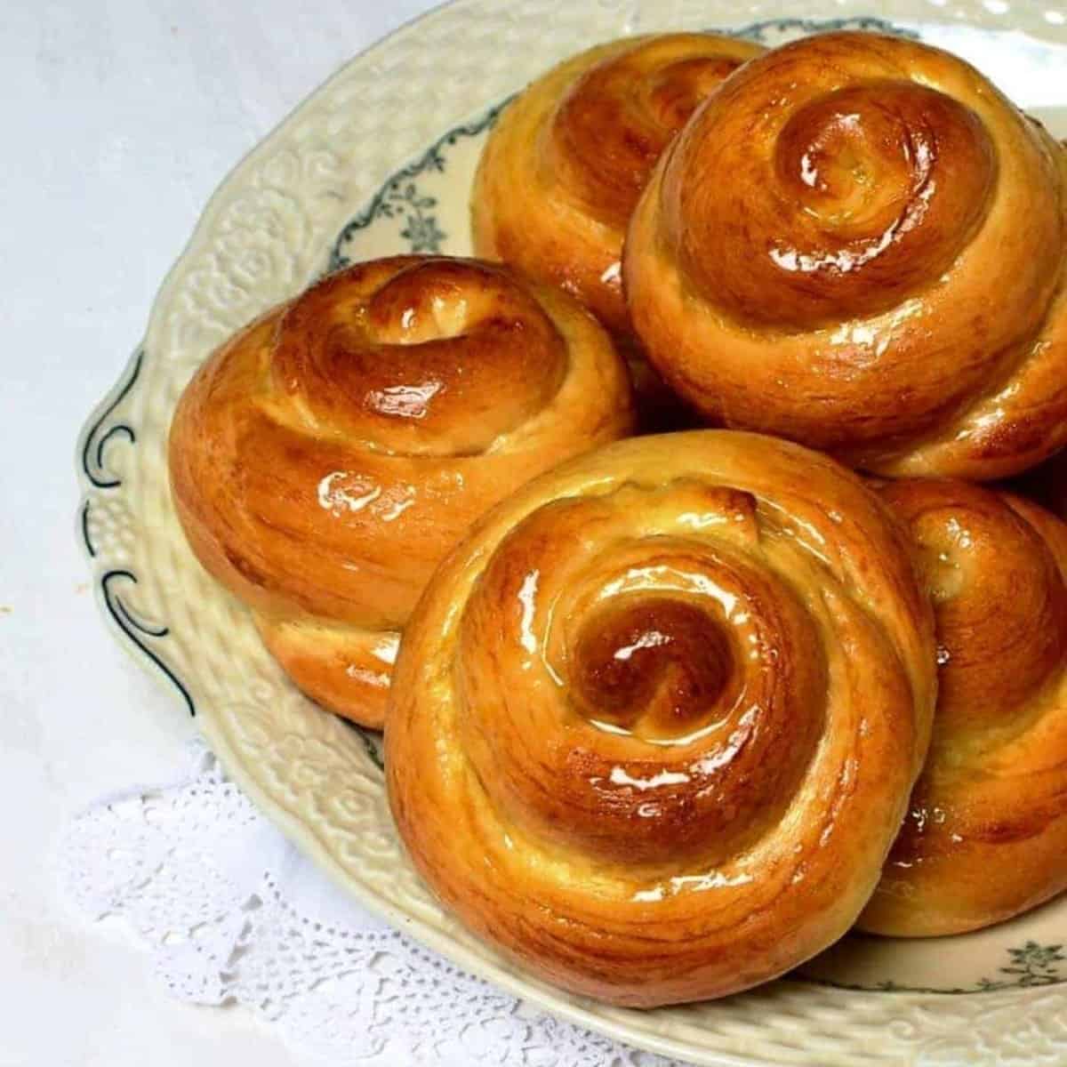 Jidáše Czech Easter pastry served on a plate.