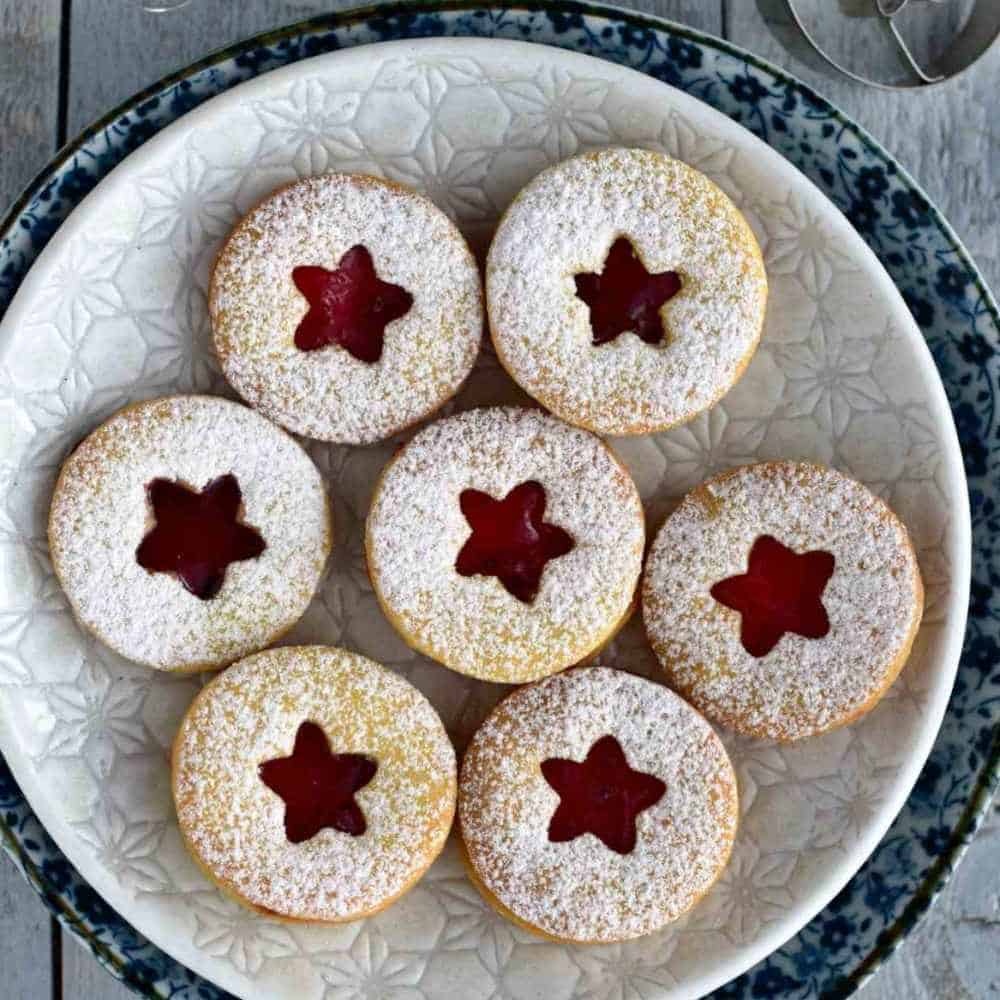 https://www.cooklikeczechs.com/wp-content/uploads/2020/12/czech-linecke-cukrovi-linzer-cookies-christmas-recipe.jpg