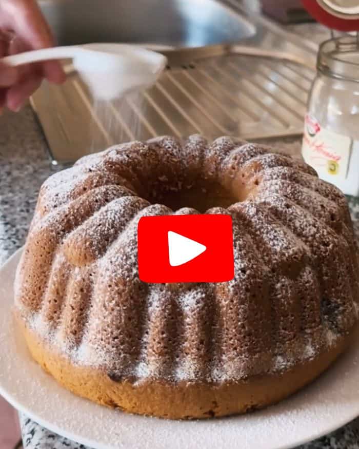 Dusting bábovka cake. A link to a YouTube short.