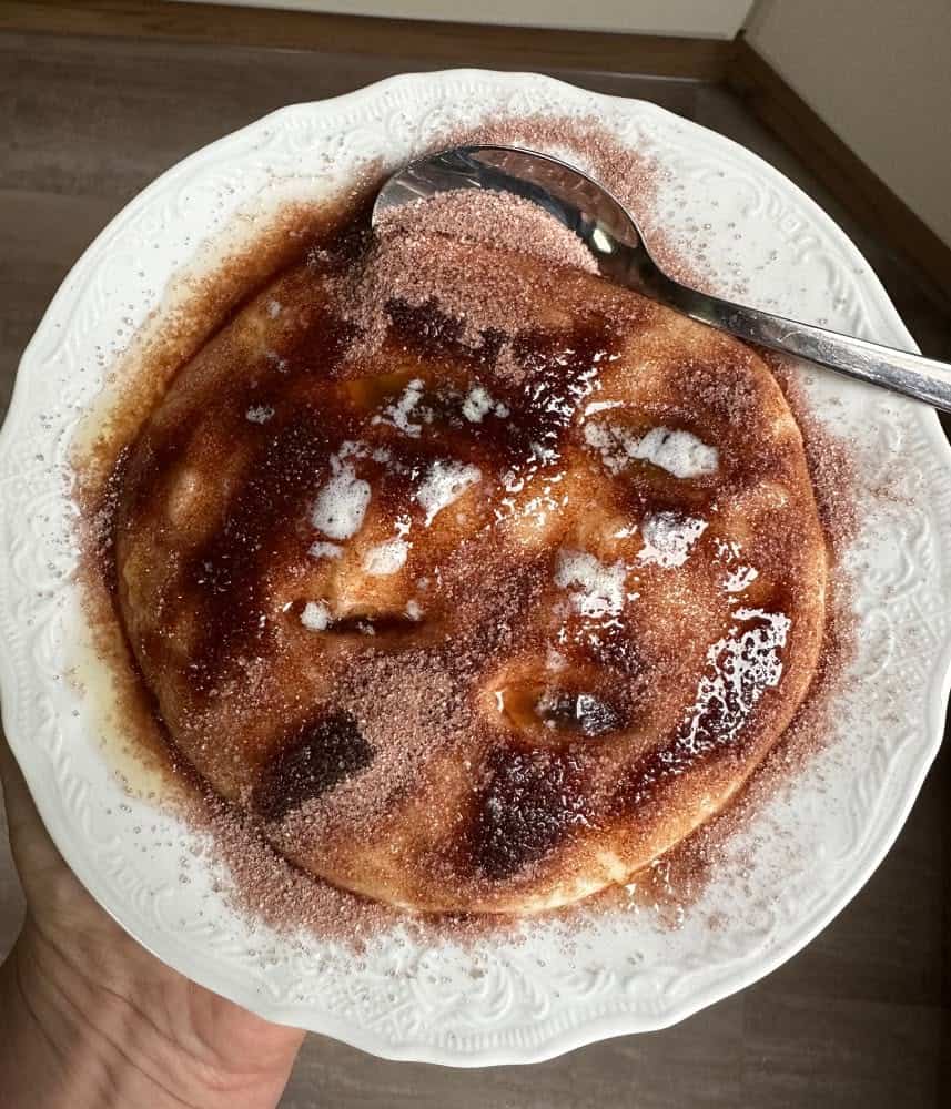 Czech krupicová kaše served on a shallow plate.