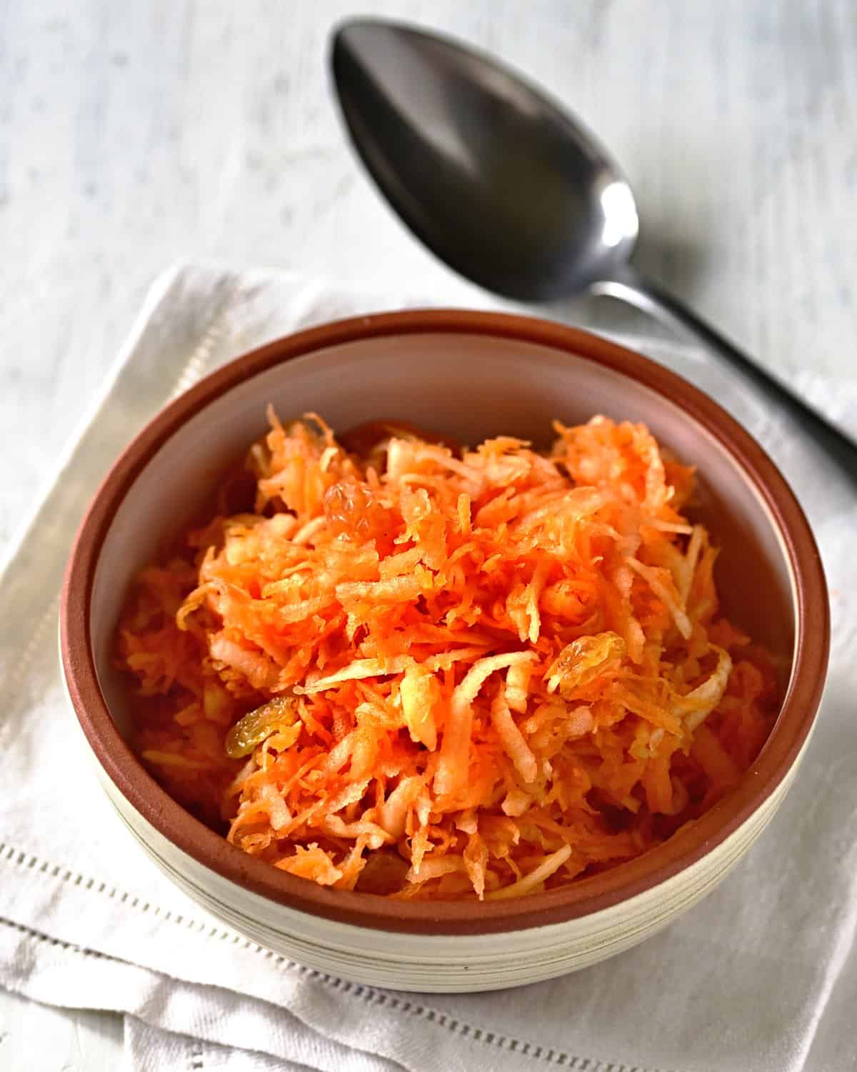 apple carrot salad mrkvový salát serving