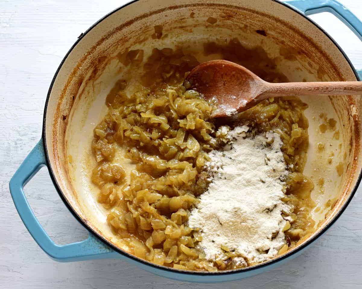 making gravy for vepřo knedlo zelo