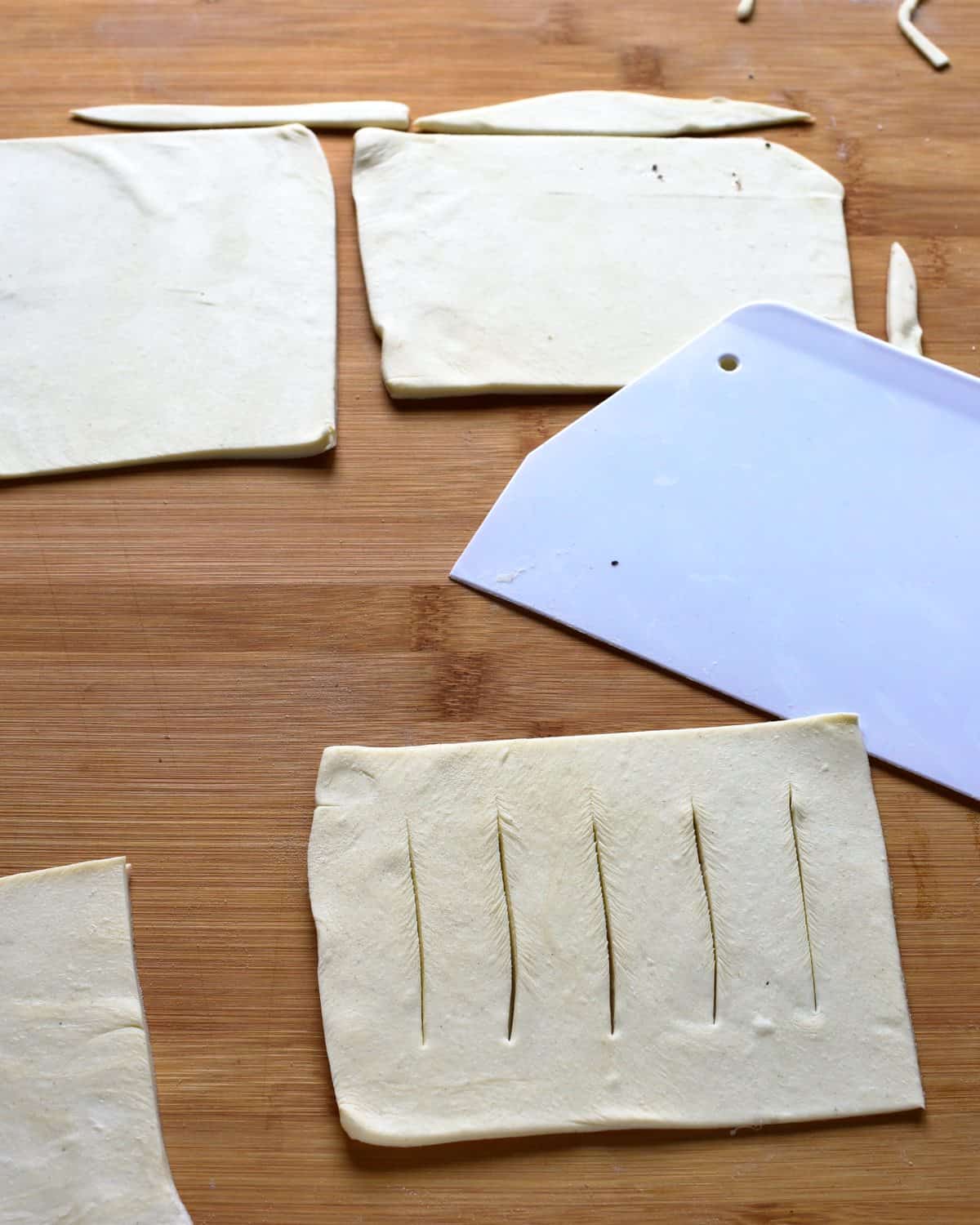 making kohoutí hřebeny puff pastry with poppy seed filling