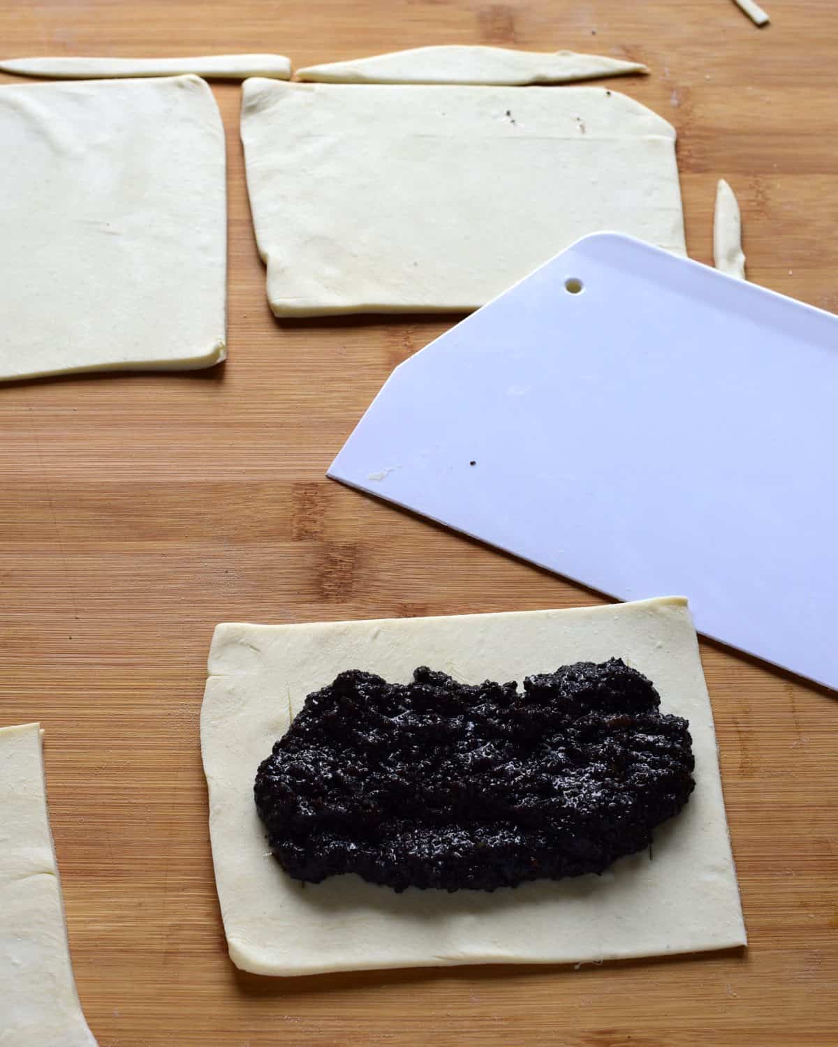 making kohoutí hřebeny puff pastry with poppy seed filling