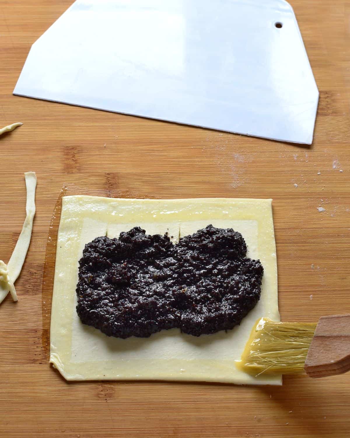making kohoutí hřebeny puff pastry with poppy seed filling