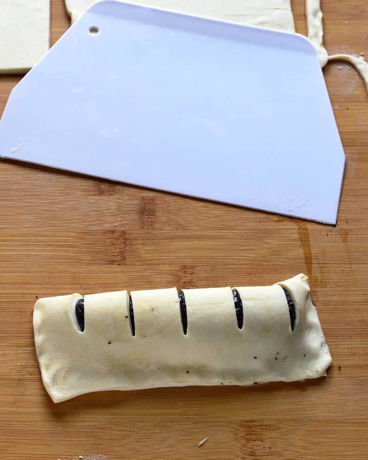 making kohoutí hřebeny puff pastry with poppy seed filling