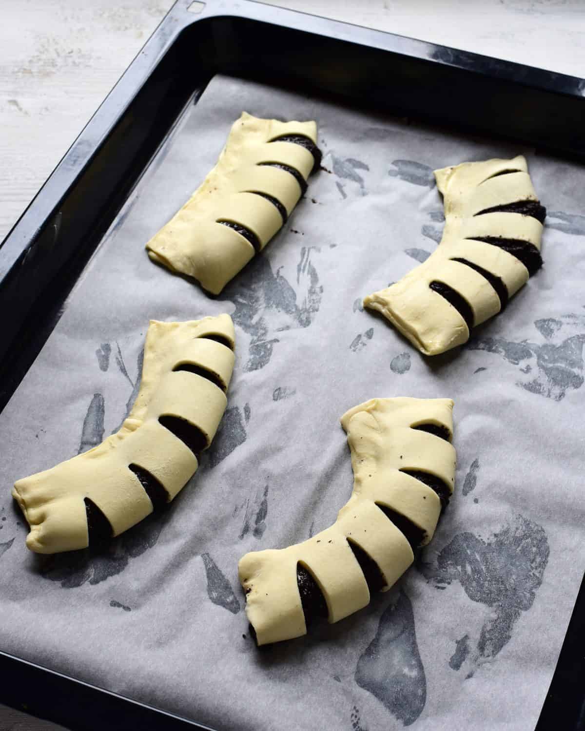 making kohoutí hřebeny puff pastry with poppy seed filling