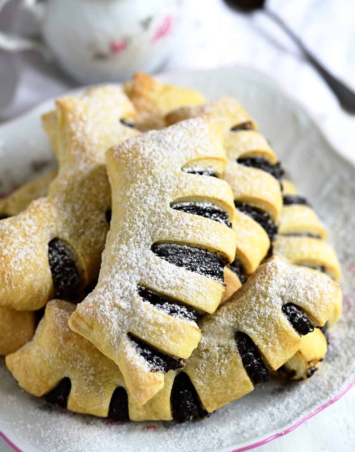 making kohoutí hřebeny puff pastry with poppy seed filling