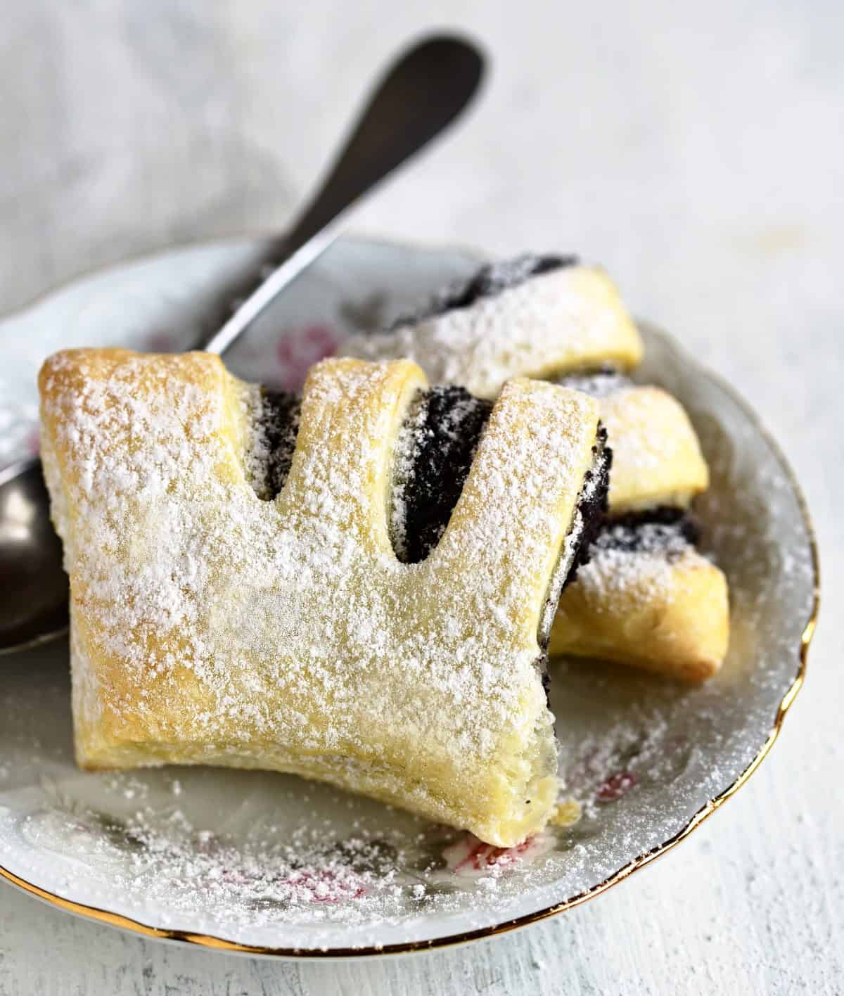 kohoutí hřebeny puff pastry with poppy seed filling