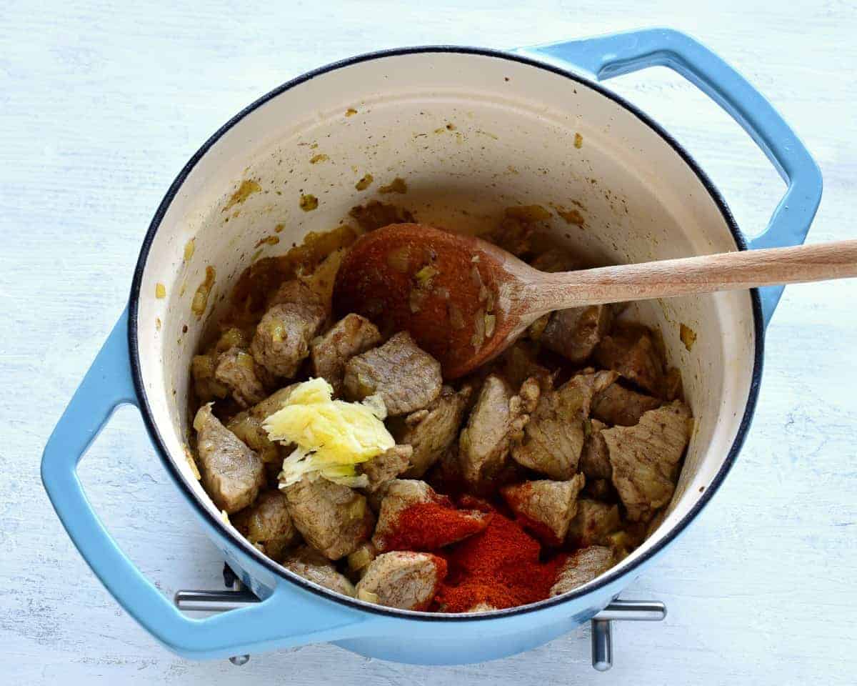 Making segedinsky gulas