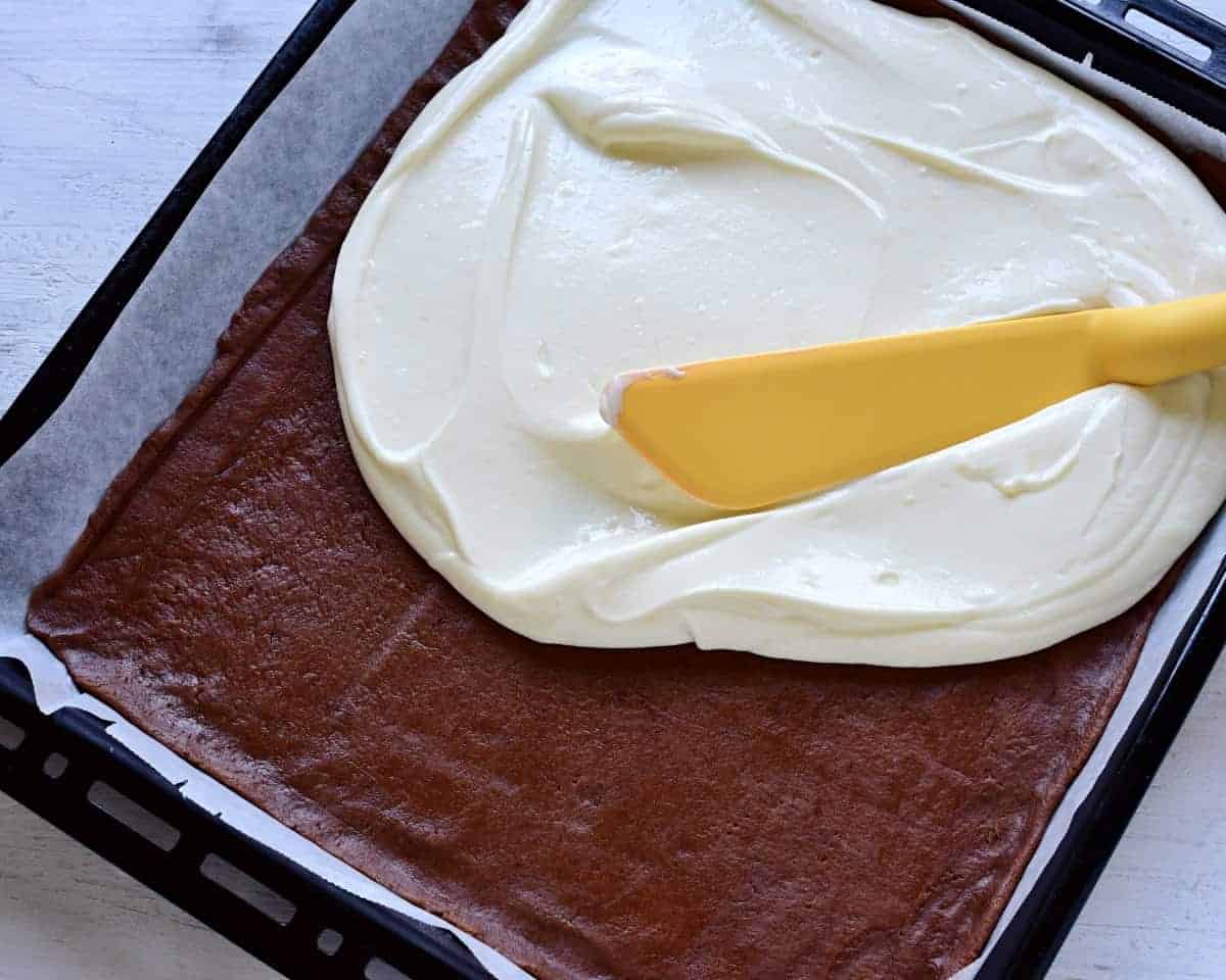 spreading tvaroh layer over the cocoa one sheet cake