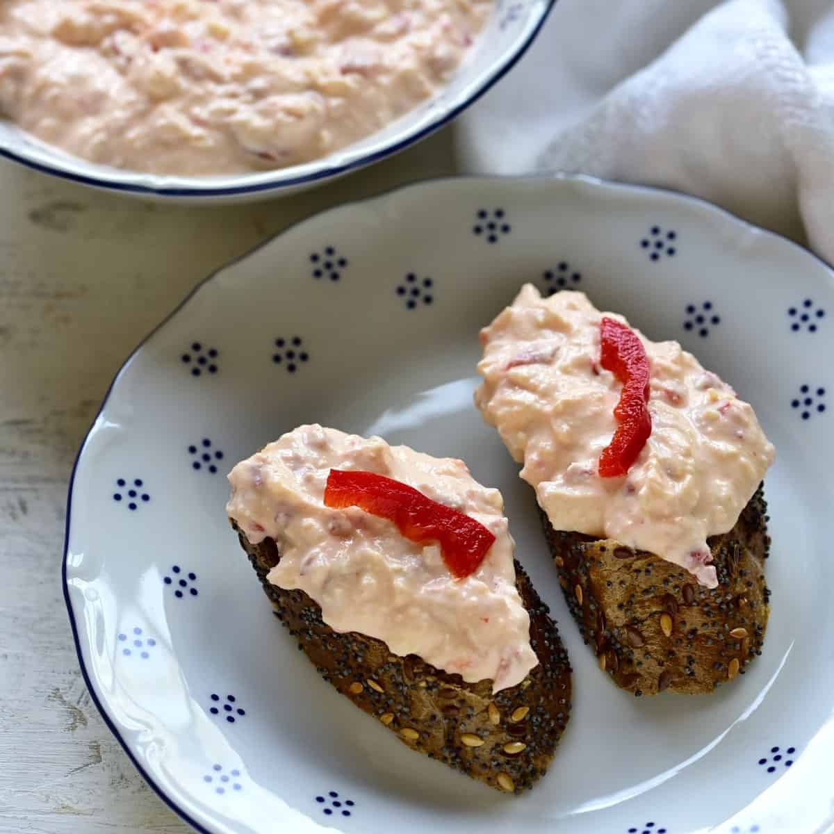 budapešťská pomazánka spread on slices of baquette