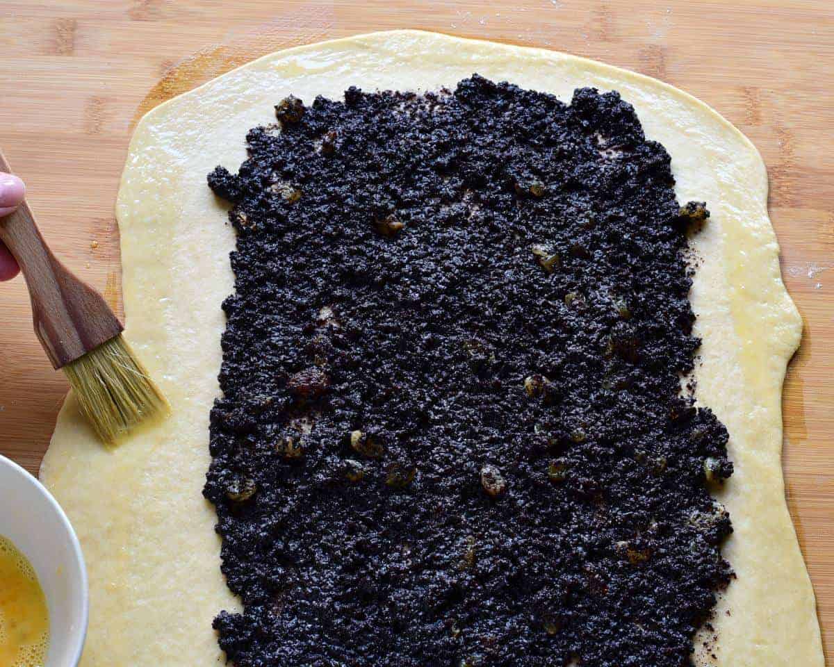 making poppyseed roll