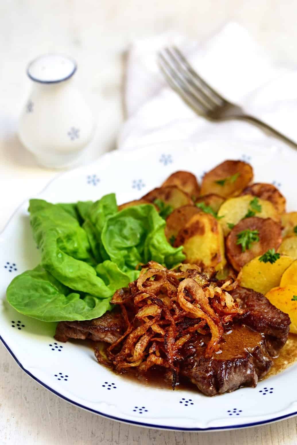 zwiebelrostbraten serving