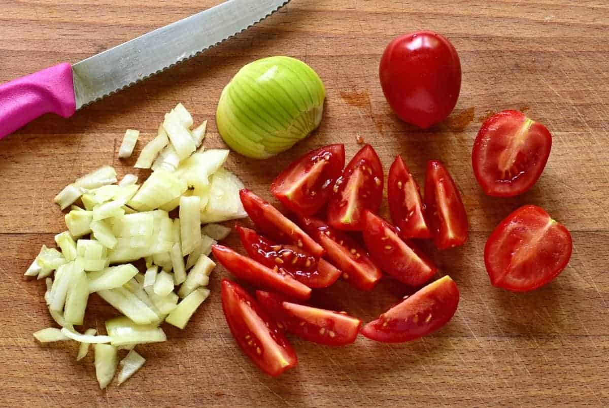 making czech tomato salad with onions