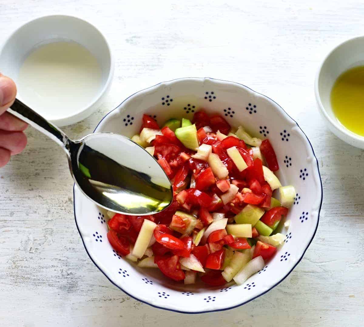 making shopska salad.