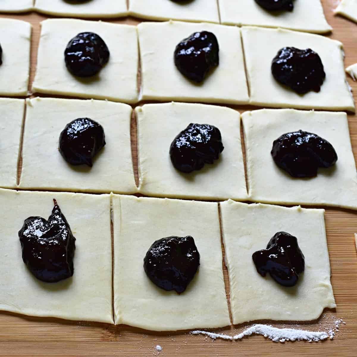 filling kolacky dough with jam