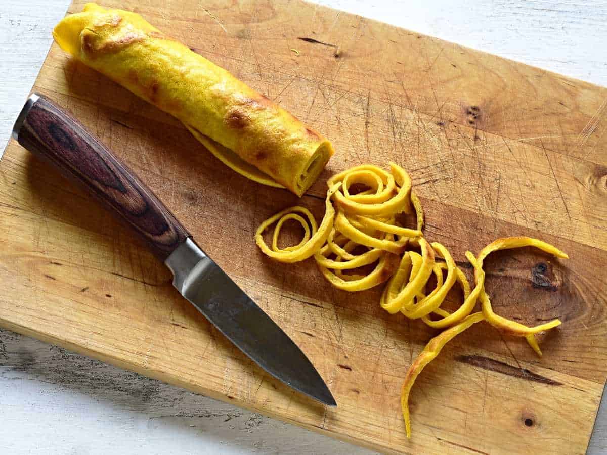 Cutting celestýnské nudle.