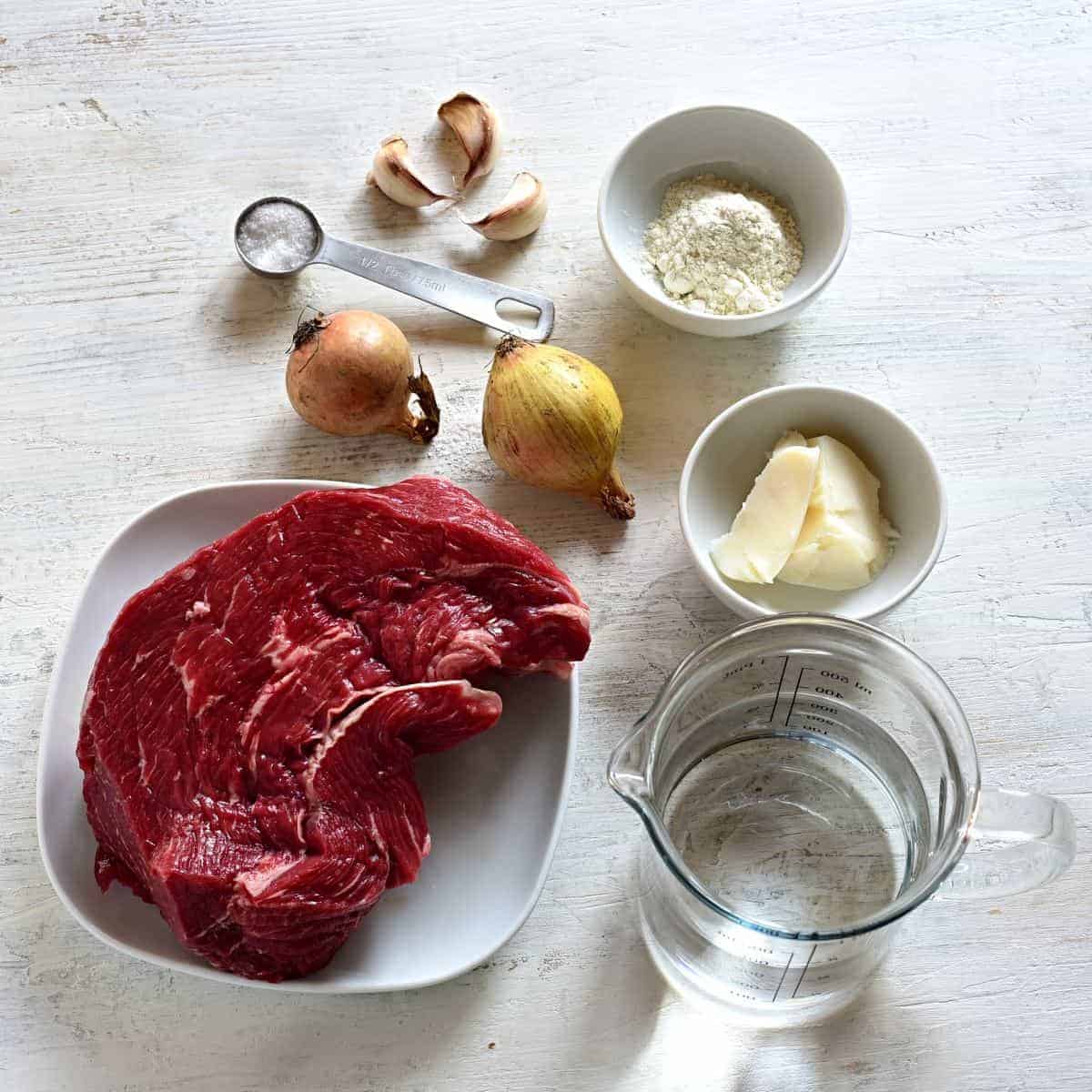Beef cubes with garlic ingredients.