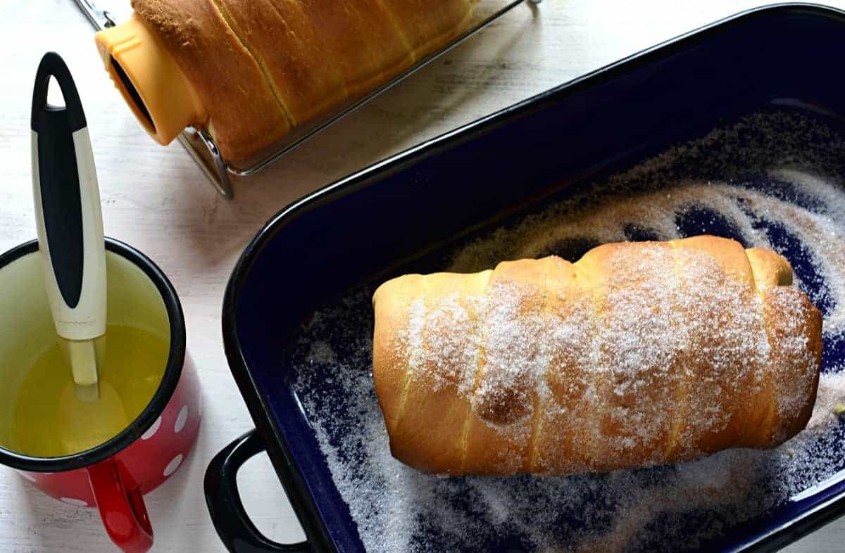 Coating trdelnik in sugar.