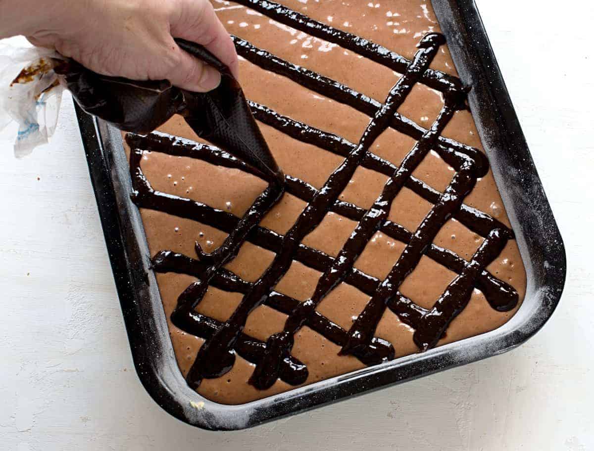 Decorating gingerbread slice surface.
