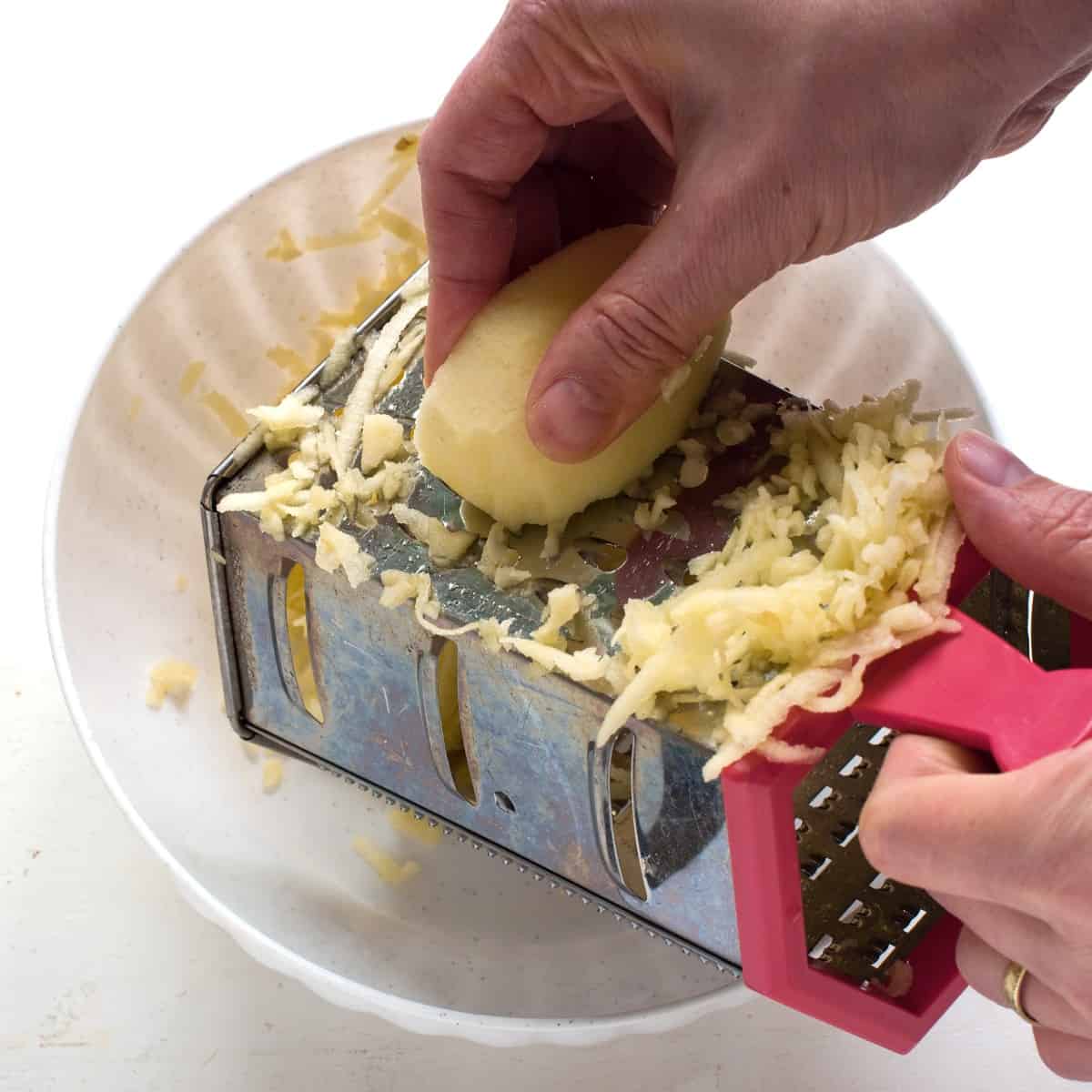 How to shred apples on hand box grater.