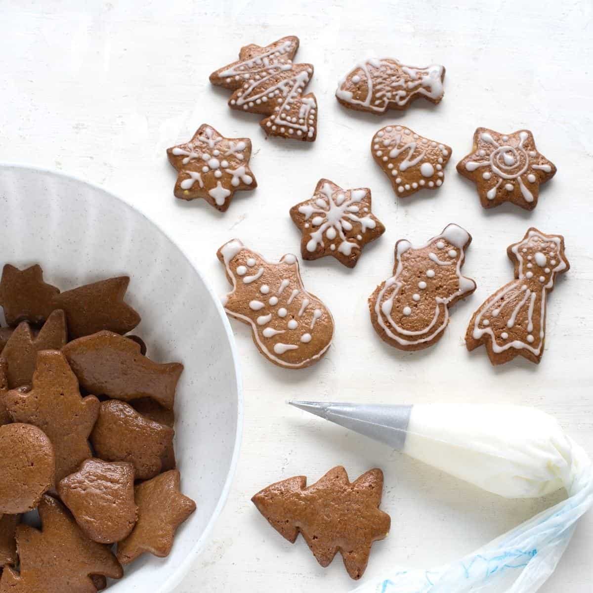Decorating gingerbread cookies with sugar icing.