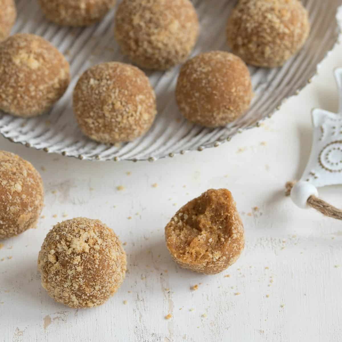 Honey Balls (Medovníkové koule), traditional Czech no-bake Christmas cookies arranged on a cookie platter.