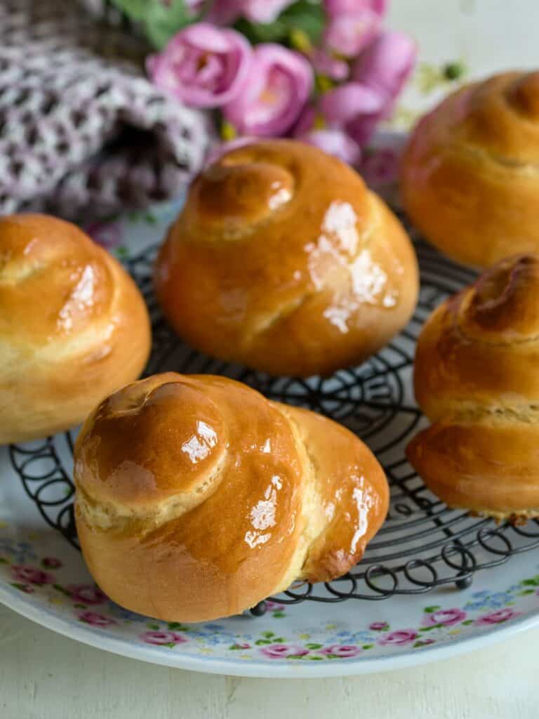 Baked, honey-glazed Jidáše pastry on a platter.