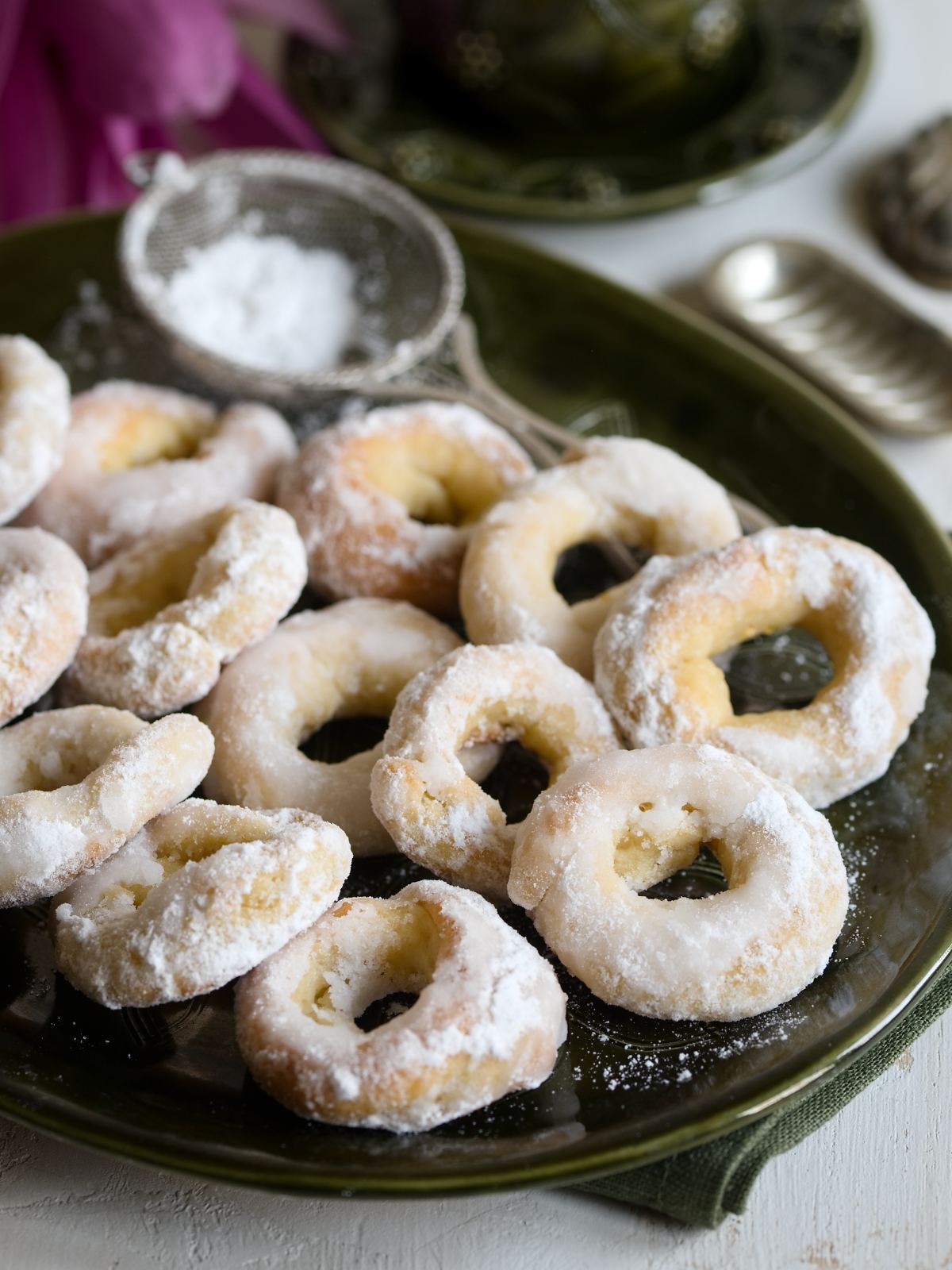 Bohemian Lomnice rings (Lomnické kroužky) served on a plate.