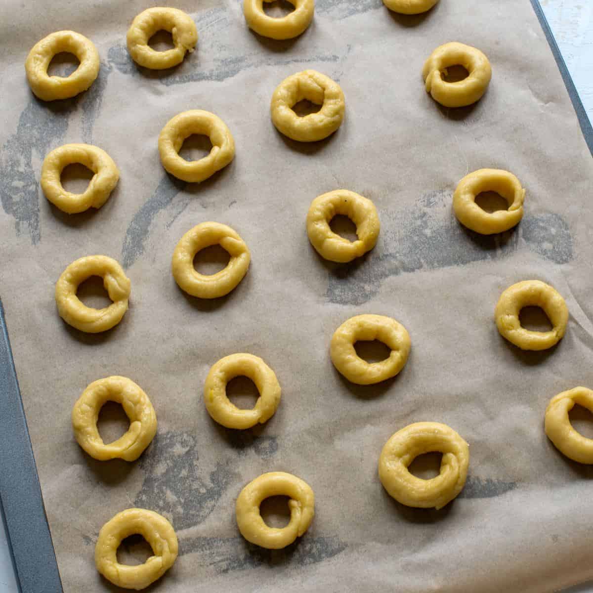 Lomnické kroužky on a baking sheet lined with parchment paper.