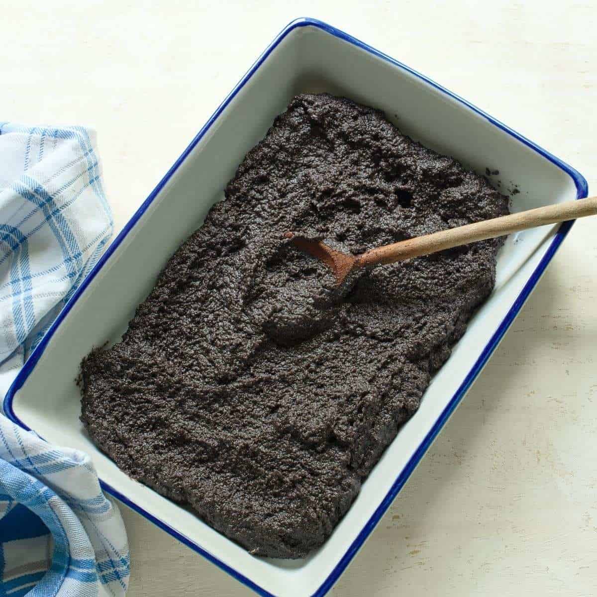 Cooked poppy seed filling, cooling down in a dish.